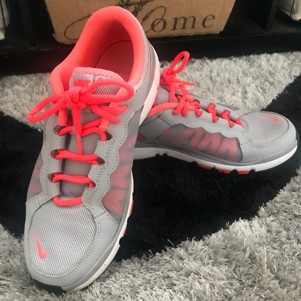 🧡Grey and mean orange Nike’s 🧡